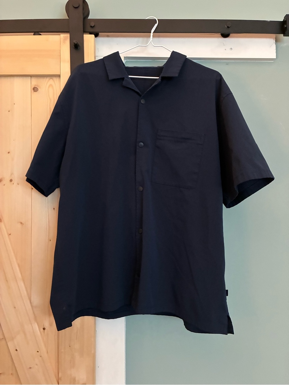 Lululemon Men's Short-Sleeve Button Shirt in Dark Navy